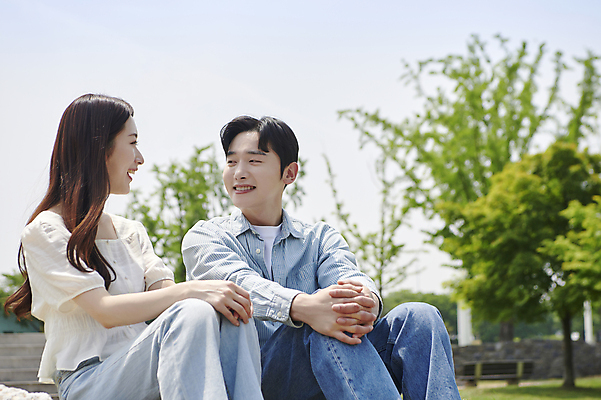 포토 JPG 주간 커플 응시 여자 남자 데이트 함께함 사랑 미소 웃음 앉기 상반신 20대 성인 야외 두명 앞모습 마주보기 다정 한국인 연애 손모으기 한강공원 성인만 국내포토 자연요소 시선 공원 감정 뷰포인트 컨셉 관계 모션 표정 사람 동양인 손짓 청년 한강 파일형식