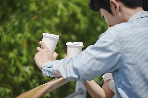 포토 JPG 주간 커플 여자 남자 커피 데이트 티타임 함께함 사랑 들기 상반신 20대 성인 야외 두명 뒷모습 아웃포커스 다정 한국인 연애 한강공원 성인만 국내포토 자연요소 공원 감정 음료 뷰포인트 컨셉 관계 모션 휴식 촬영기법 사람 동양인 청년 한강 파일형식