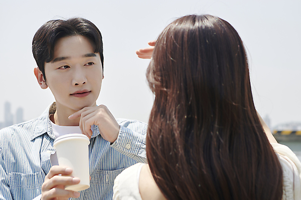 포토 JPG 주간 커플 응시 여자 남자 커피 데이트 함께함 사랑 들기 상반신 20대 성인 야외 두명 앞모습 뒷모습 턱괴기 다정 한국인 연애 한강공원 성인만 국내포토 자연요소 시선 공원 감정 음료 뷰포인트 컨셉 관계 모션 사람 동양인 청년 한강 파일형식