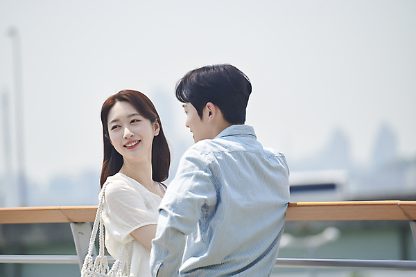 포토 JPG 주간 커플 응시 여자 남자 데이트 함께함 사랑 미소 상반신 20대 성인 야외 두명 옆모습 뒷모습 아웃포커스 다정 한국인 연애 한강공원 성인만 국내포토 자연요소 시선 공원 감정 뷰포인트 컨셉 관계 촬영기법 표정 사람 동양인 청년 한강 파일형식