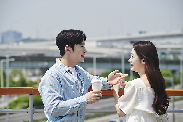 포토 JPG 주간 커플 응시 여자 남자 커피 데이트 함께함 사랑 들기 상반신 20대 성인 야외 두명 옆모습 아웃포커스 다정 한국인 손내밀기 연애 한강공원 성인만 국내포토 자연요소 시선 공원 감정 음료 뷰포인트 컨셉 관계 모션 촬영기법 사람 동양인 손짓 청년 한강 파일형식