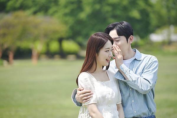 포토 JPG 주간 커플 여자 남자 데이트 안기 함께함 사랑 상반신 20대 성인 야외 두명 앞모습 옆모습 아웃포커스 다정 한국인 귓속말 연애 감싸기 한강공원 성인만 국내포토 자연요소 공원 감정 뷰포인트 컨셉 관계 모션 촬영기법 사람 동양인 청년 한강 파일형식