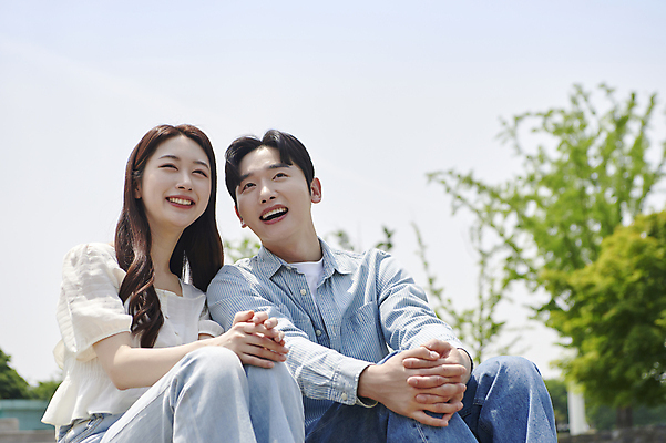 포토 JPG 주간 커플 응시 여자 남자 데이트 함께함 사랑 미소 앉기 상반신 20대 성인 야외 두명 앞모습 다정 한국인 연애 손모으기 한강공원 성인만 국내포토 자연요소 시선 공원 감정 뷰포인트 컨셉 관계 모션 표정 사람 동양인 손짓 청년 한강 파일형식