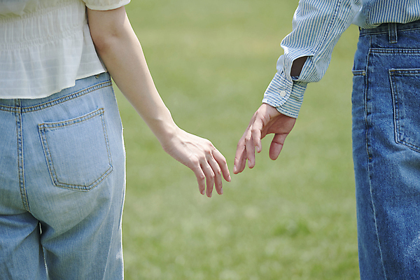 포토 JPG 주간 손 커플 여자 남자 데이트 함께함 사랑 20대 성인 야외 두명 뒷모습 아웃포커스 다정 한국인 하반신 손내밀기 연애 한강공원 성인만 국내포토 자연요소 공원 감정 뷰포인트 컨셉 관계 촬영기법 사람 동양인 손짓 청년 신체부위 한강 파일형식
