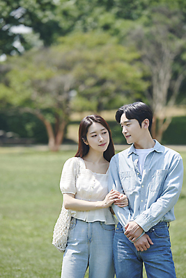 포토 JPG 주간 커플 응시 여자 남자 데이트 함께함 사랑 서기 상반신 20대 성인 야외 두명 앞모습 아웃포커스 팔짱 다정 한국인 연애 손모으기 한강공원 성인만 국내포토 자연요소 시선 공원 감정 뷰포인트 컨셉 관계 모션 촬영기법 사람 동양인 손짓 청년 한강 파일형식