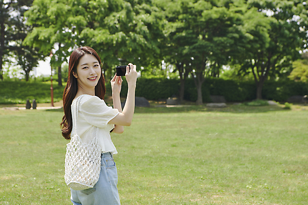 포토 JPG 주간 응시 여자 여유 휴식 한명 들기 잔디 상반신 20대 성인 야외 옆모습 카메라 사진촬영 한국인 뒤돌아보기 한강공원 성인여자한명만 국내포토 자연요소 식물 1 시선 공원 감정 뷰포인트 컨셉 모션 사람 동양인 청년 전자제품 촬영 한강 여자한명만 성인여자만 파일형식