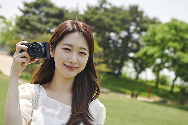 포토 JPG 주간 응시 여자 여유 휴식 한명 미소 들기 상반신 20대 성인 야외 앞모습 아웃포커스 카메라 사진촬영 한국인 한강공원 성인여자한명만 국내포토 자연요소 1 시선 공원 감정 뷰포인트 컨셉 모션 촬영기법 표정 사람 동양인 청년 전자제품 촬영 한강 여자한명만 성인여자만 파일형식