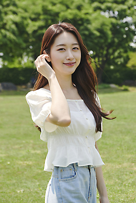 포토 JPG 주간 응시 여자 여유 휴식 한명 미소 손짓 상반신 20대 성인 야외 앞모습 옆모습 아웃포커스 한국인 한강공원 성인여자한명만 국내포토 자연요소 1 시선 공원 감정 뷰포인트 컨셉 모션 촬영기법 표정 사람 동양인 청년 한강 여자한명만 성인여자만 파일형식