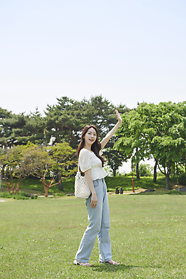포토 JPG 주간 전신 응시 여자 여유 휴식 한명 서기 미소 잔디 20대 성인 야외 옆모습 손들기 한국인 손내밀기 한강공원 성인여자한명만 국내포토 자연요소 식물 1 시선 공원 감정 뷰포인트 컨셉 모션 표정 사람 동양인 손짓 청년 한강 여자한명만 성인여자만 파일형식