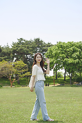 포토 JPG 주간 전신 응시 여자 여유 휴식 한명 서기 잔디 20대 성인 야외 옆모습 손들기 걷기 한국인 손인사 한강공원 성인여자한명만 국내포토 자연요소 식물 1 시선 공원 감정 뷰포인트 컨셉 모션 사람 동양인 청년 인사 한강 여자한명만 성인여자만 파일형식