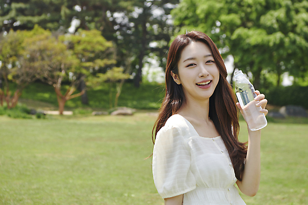 포토 JPG 주간 응시 여자 여유 휴식 한명 미소 들기 상반신 20대 성인 야외 옆모습 물 한국인 마시기 물병 물마시기 한강공원 성인여자한명만 국내포토 자연요소 1 시선 공원 감정 뷰포인트 컨셉 모션 표정 사람 동양인 청년 물통 한강 여자한명만 성인여자만 파일형식