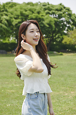 포토 JPG 주간 응시 여자 여유 휴식 한명 미소 손짓 잔디 상반신 20대 성인 야외 옆모습 한국인 한강공원 성인여자한명만 국내포토 자연요소 식물 1 시선 공원 감정 뷰포인트 컨셉 모션 표정 사람 동양인 청년 한강 여자한명만 성인여자만 파일형식