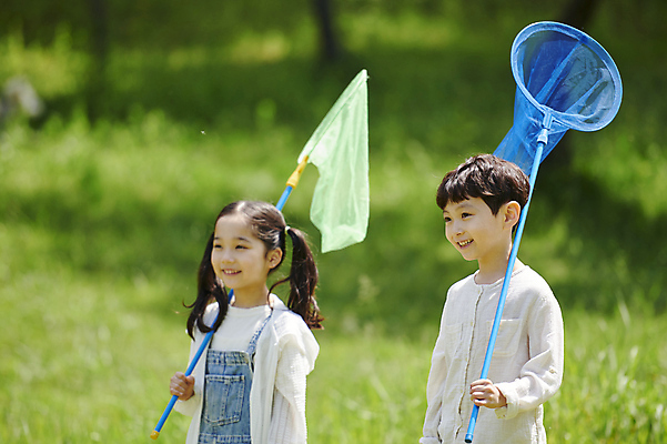 포토 JPG 공원 여자 남자 어린이 놀이 미소 웃음 들기 소녀 소년 잔디 상반신 두명 옆모습 아웃포커스 한국인 즐거움 곤충채집 채집망 놀기 어린이만 국내포토 식물 공공시설 감정 뷰포인트 곤충 모션 촬영기법 표정 사람 동양인 수집 파일형식