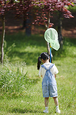 포토 JPG 전신 공원 여자 어린이 놀이 한명 서기 들기 소녀 잔디 뒷모습 한국인 즐거움 곤충채집 채집망 놀기 소녀한명만 국내포토 식물 1 공공시설 감정 뷰포인트 곤충 모션 사람 동양인 수집 여자한명만 소녀만 파일형식