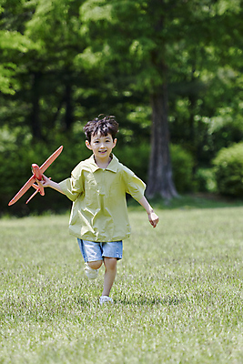 포토 JPG 전신 공원 남자 어린이 놀이 한명 들기 소년 잔디 앞모습 장난감 달리기 한국인 즐거움 놀기 비행기모형 소년한명만 국내포토 식물 1 공공시설 감정 뷰포인트 모션 비행기 사람 동양인 모형 남자한명만 소년만 파일형식