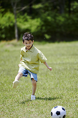 포토 JPG 전신 공원 남자 어린이 축구공 놀이 한명 소년 잔디 앞모습 축구 한국인 킥 즐거움 놀기 소년한명만 국내포토 식물 1 공공시설 감정 뷰포인트 공 축구용품 모션 사람 동양인 구기 남자한명만 소년만 파일형식