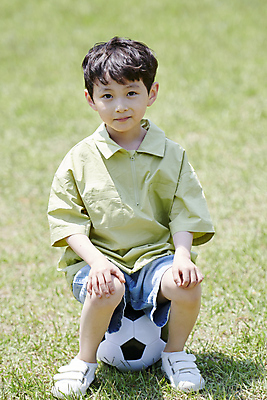 포토 JPG 전신 응시 공원 남자 어린이 축구공 놀이 휴식 한명 앉기 소년 잔디 앞모습 축구 한국인 즐거움 놀기 소년한명만 국내포토 식물 1 시선 공공시설 감정 뷰포인트 컨셉 공 축구용품 모션 사람 동양인 구기 남자한명만 소년만 파일형식