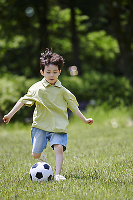 포토 JPG 전신 공원 남자 어린이 축구공 놀이 한명 소년 잔디 앞모습 아웃포커스 달리기 축구 한국인 킥 즐거움 놀기 소년한명만 국내포토 식물 1 공공시설 감정 뷰포인트 공 축구용품 모션 촬영기법 사람 동양인 구기 남자한명만 소년만 파일형식