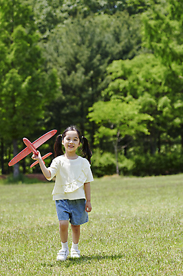 포토 JPG 전신 공원 여자 어린이 놀이 한명 미소 들기 소녀 잔디 앞모습 장난감 걷기 한국인 즐거움 놀기 비행기모형 소녀한명만 국내포토 식물 1 공공시설 감정 뷰포인트 모션 비행기 표정 사람 동양인 모형 여자한명만 소녀만 파일형식