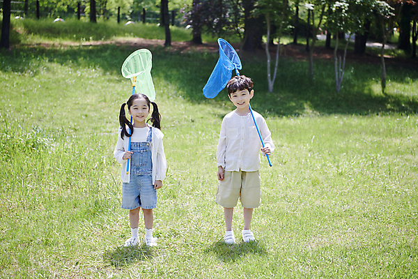 포토 JPG 전신 공원 여자 남자 어린이 놀이 미소 들기 소녀 소년 잔디 두명 앞모습 한국인 즐거움 곤충채집 채집망 놀기 어린이만 국내포토 식물 공공시설 감정 뷰포인트 곤충 모션 표정 사람 동양인 수집 파일형식