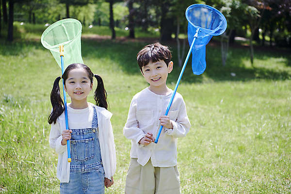 포토 JPG 공원 여자 남자 어린이 놀이 미소 들기 소녀 소년 잔디 상반신 두명 앞모습 한국인 즐거움 곤충채집 채집망 놀기 어린이만 국내포토 식물 공공시설 감정 뷰포인트 곤충 모션 표정 사람 동양인 수집 파일형식