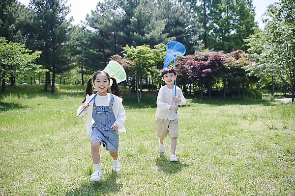 포토 JPG 전신 공원 여자 남자 어린이 놀이 미소 들기 소녀 소년 잔디 두명 앞모습 달리기 한국인 즐거움 곤충채집 채집망 놀기 어린이만 국내포토 식물 공공시설 감정 뷰포인트 곤충 모션 표정 사람 동양인 수집 파일형식