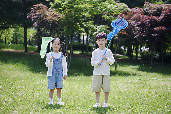 포토 JPG 전신 공원 여자 남자 어린이 놀이 서기 미소 들기 소녀 소년 잔디 두명 앞모습 한국인 즐거움 곤충채집 채집망 놀기 어린이만 국내포토 식물 공공시설 감정 뷰포인트 곤충 모션 표정 사람 동양인 수집 파일형식