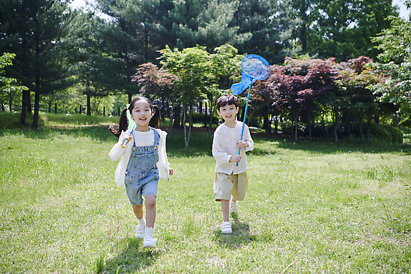 포토 JPG 전신 공원 여자 남자 어린이 놀이 미소 들기 소녀 소년 잔디 두명 앞모습 달리기 한국인 즐거움 곤충채집 채집망 놀기 어린이만 국내포토 식물 공공시설 감정 뷰포인트 곤충 모션 표정 사람 동양인 수집 파일형식