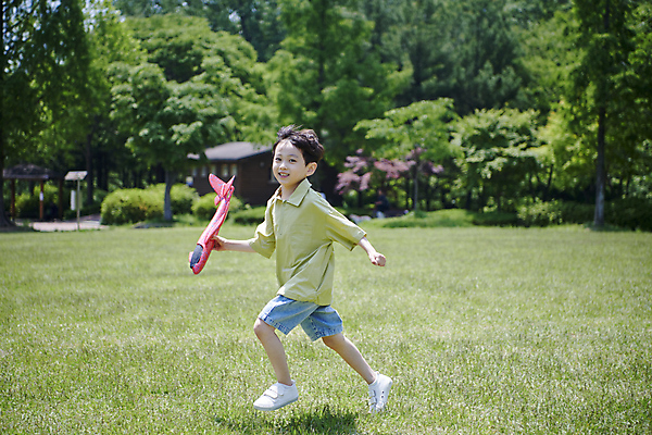 포토 JPG 전신 공원 남자 어린이 놀이 한명 미소 들기 소년 잔디 옆모습 장난감 달리기 한국인 즐거움 놀기 비행기모형 소년한명만 국내포토 식물 1 공공시설 감정 뷰포인트 모션 비행기 표정 사람 동양인 모형 남자한명만 소년만 파일형식