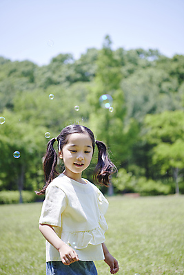 포토 JPG 공원 여자 여유 어린이 놀이 휴식 한명 소녀 잔디 상반신 옆모습 아웃포커스 한국인 잡기 비눗방울 즐거움 놀기 소녀한명만 국내포토 식물 1 공공시설 감정 뷰포인트 컨셉 모션 촬영기법 사람 동양인 여자한명만 소녀만 파일형식
