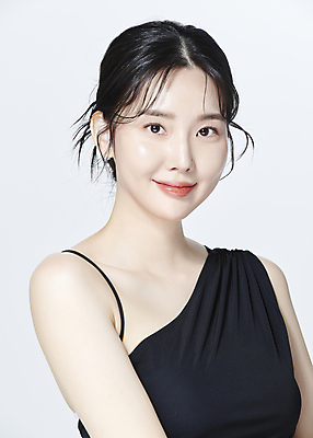 포토 JPG 스튜디오촬영 응시 여자 한명 미소 상반신 20대 성인 앞모습 뷰티 한국인 의료성형뷰티 성인여자한명만 국내포토 1 시선 뷰포인트 실내 표정 사람 동양인 청년 여자한명만 성인여자만 파일형식