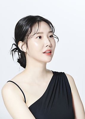 포토 JPG 스튜디오촬영 응시 여자 무표정 한명 상반신 20대 성인 옆모습 뷰티 한국인 올려보기 의료성형뷰티 성인여자한명만 국내포토 1 시선 감정 뷰포인트 모션 실내 표정 사람 동양인 청년 여자한명만 성인여자만 파일형식