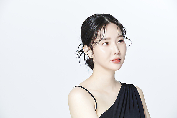 포토 JPG 스튜디오촬영 응시 여자 무표정 한명 상반신 20대 성인 옆모습 뷰티 한국인 의료성형뷰티 성인여자한명만 국내포토 1 시선 감정 뷰포인트 실내 표정 사람 동양인 청년 여자한명만 성인여자만 파일형식