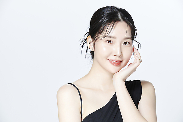 포토 JPG 스튜디오촬영 응시 여자 한명 미소 상반신 20대 성인 앞모습 뷰티 턱괴기 한국인 의료성형뷰티 성인여자한명만 국내포토 1 시선 뷰포인트 모션 실내 표정 사람 동양인 청년 여자한명만 성인여자만 파일형식