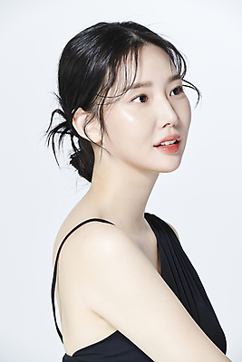 포토 JPG 스튜디오촬영 응시 여자 무표정 한명 상반신 20대 성인 옆모습 뷰티 한국인 올려보기 의료성형뷰티 성인여자한명만 국내포토 1 시선 감정 뷰포인트 모션 실내 표정 사람 동양인 청년 여자한명만 성인여자만 파일형식