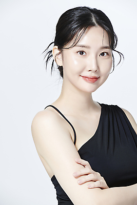 포토 JPG 스튜디오촬영 응시 여자 한명 미소 상반신 20대 성인 앞모습 뷰티 팔짱 한국인 의료성형뷰티 성인여자한명만 국내포토 1 시선 뷰포인트 모션 실내 표정 사람 동양인 청년 여자한명만 성인여자만 파일형식