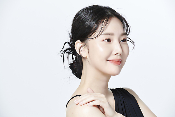 포토 JPG 스튜디오촬영 응시 여자 한명 미소 상반신 20대 성인 옆모습 뷰티 한국인 의료성형뷰티 성인여자한명만 어깨에손 국내포토 1 시선 뷰포인트 모션 실내 표정 사람 동양인 청년 여자한명만 성인여자만 파일형식