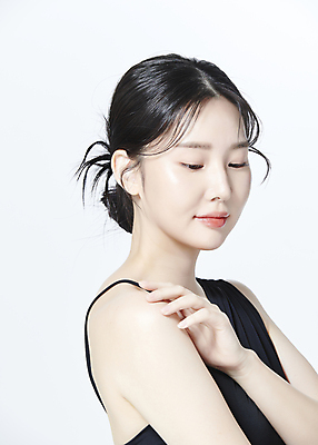 포토 JPG 스튜디오촬영 응시 여자 한명 미소 상반신 20대 성인 옆모습 뷰티 한국인 의료성형뷰티 성인여자한명만 내려보기 어깨에손 국내포토 1 시선 뷰포인트 모션 실내 표정 사람 동양인 청년 여자한명만 성인여자만 파일형식