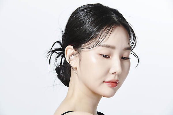 포토 JPG 스튜디오촬영 응시 여자 얼굴 한명 미소 상반신 20대 성인 옆모습 뷰티 한국인 의료성형뷰티 성인여자한명만 내려보기 국내포토 1 시선 뷰포인트 모션 실내 표정 사람 동양인 청년 신체부위 여자한명만 성인여자만 파일형식
