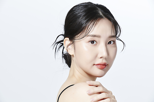 포토 JPG 스튜디오촬영 응시 여자 무표정 한명 상반신 20대 성인 옆모습 뷰티 한국인 의료성형뷰티 성인여자한명만 어깨에손 국내포토 1 시선 감정 뷰포인트 모션 실내 표정 사람 동양인 청년 여자한명만 성인여자만 파일형식