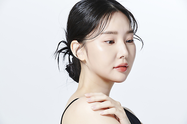 포토 JPG 스튜디오촬영 응시 여자 무표정 한명 상반신 20대 성인 옆모습 뷰티 한국인 의료성형뷰티 성인여자한명만 내려보기 어깨에손 국내포토 1 시선 감정 뷰포인트 모션 실내 표정 사람 동양인 청년 여자한명만 성인여자만 파일형식