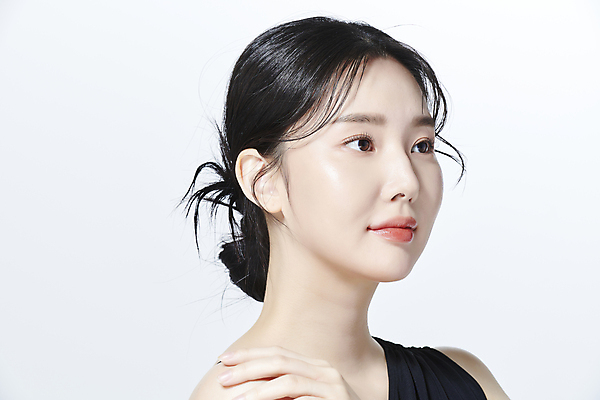 포토 JPG 스튜디오촬영 응시 여자 한명 미소 상반신 20대 성인 옆모습 뷰티 한국인 올려보기 의료성형뷰티 성인여자한명만 어깨에손 국내포토 1 시선 뷰포인트 모션 실내 표정 사람 동양인 청년 여자한명만 성인여자만 파일형식