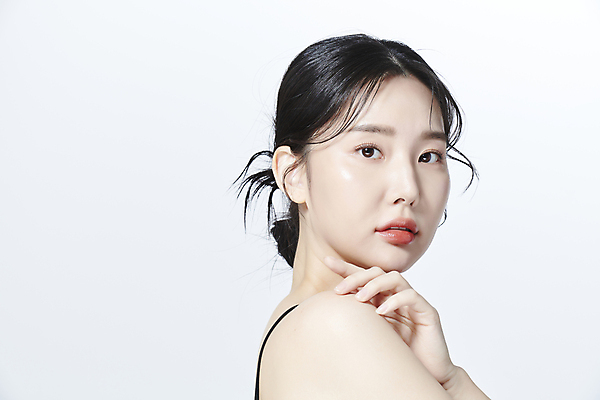 포토 JPG 스튜디오촬영 응시 여자 무표정 한명 상반신 20대 성인 옆모습 뷰티 한국인 의료성형뷰티 성인여자한명만 어깨에손 국내포토 1 시선 감정 뷰포인트 모션 실내 표정 사람 동양인 청년 여자한명만 성인여자만 파일형식