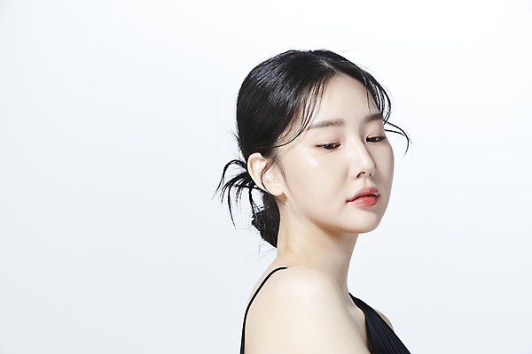 포토 JPG 스튜디오촬영 응시 여자 무표정 한명 상반신 20대 성인 옆모습 뷰티 한국인 의료성형뷰티 성인여자한명만 내려보기 국내포토 1 시선 감정 뷰포인트 모션 실내 표정 사람 동양인 청년 여자한명만 성인여자만 파일형식