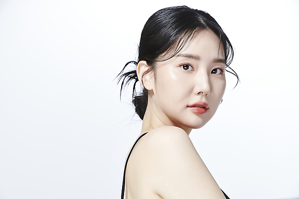 포토 JPG 스튜디오촬영 응시 여자 무표정 한명 상반신 20대 성인 옆모습 뷰티 한국인 의료성형뷰티 성인여자한명만 국내포토 1 시선 감정 뷰포인트 실내 표정 사람 동양인 청년 여자한명만 성인여자만 파일형식