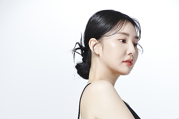 포토 JPG 스튜디오촬영 응시 여자 무표정 한명 상반신 20대 성인 옆모습 뷰티 한국인 의료성형뷰티 성인여자한명만 내려보기 국내포토 1 시선 감정 뷰포인트 모션 실내 표정 사람 동양인 청년 여자한명만 성인여자만 파일형식