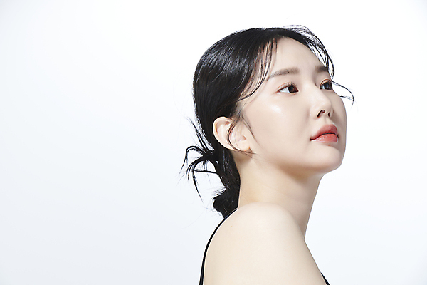 포토 JPG 스튜디오촬영 응시 여자 무표정 한명 상반신 20대 성인 옆모습 뷰티 한국인 올려보기 의료성형뷰티 성인여자한명만 국내포토 1 시선 감정 뷰포인트 모션 실내 표정 사람 동양인 청년 여자한명만 성인여자만 파일형식