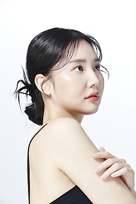 포토 JPG 스튜디오촬영 응시 여자 무표정 한명 상반신 20대 성인 옆모습 뷰티 한국인 올려보기 의료성형뷰티 성인여자한명만 어깨에손 국내포토 1 시선 감정 뷰포인트 모션 실내 표정 사람 동양인 청년 여자한명만 성인여자만 파일형식