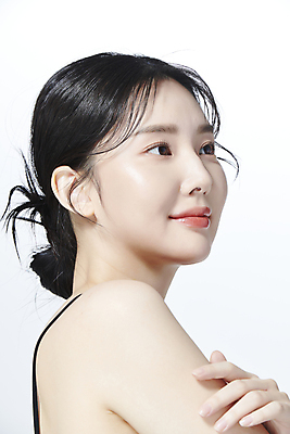 포토 JPG 스튜디오촬영 응시 여자 한명 미소 상반신 20대 성인 옆모습 뷰티 한국인 올려보기 의료성형뷰티 성인여자한명만 어깨에손 국내포토 1 시선 뷰포인트 모션 실내 표정 사람 동양인 청년 여자한명만 성인여자만 파일형식