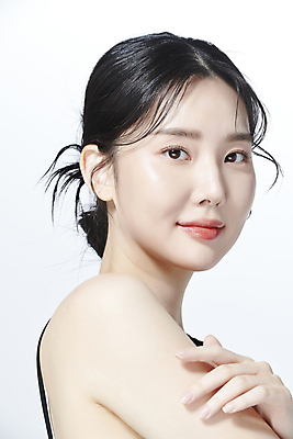 포토 JPG 스튜디오촬영 응시 여자 한명 미소 상반신 20대 성인 옆모습 뷰티 한국인 의료성형뷰티 성인여자한명만 어깨에손 국내포토 1 시선 뷰포인트 모션 실내 표정 사람 동양인 청년 여자한명만 성인여자만 파일형식